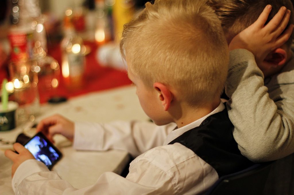 Ein eigenes Handy schon in jungen Jahren?