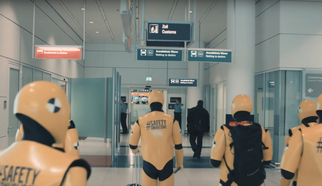 Sponsored Video: Lederhosen statt Sicherheitsgurte – Volvos Crashtest-Dummies machen München unsicher